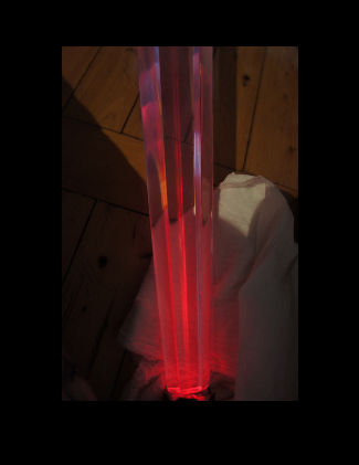 多边形水晶柱通过红激光效果