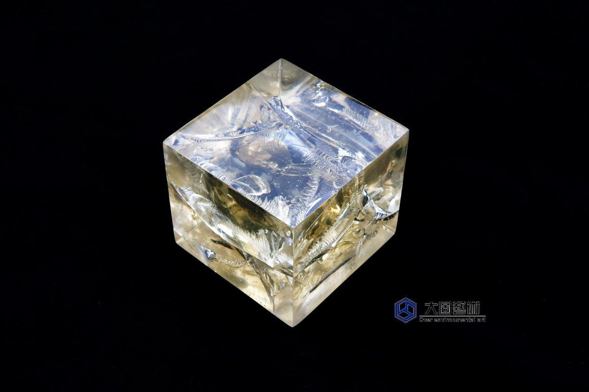 大图水晶 黄水晶 水晶材质 水晶雕塑 大型水晶 透明雕塑 实体雕塑