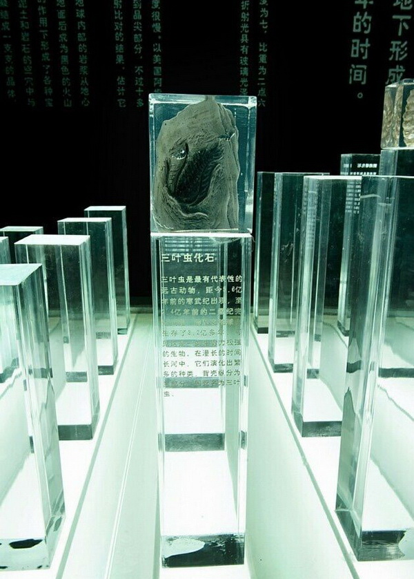 琥珀水晶 水晶柱 水晶雕塑 琥珀雕塑 大型透明雕塑
