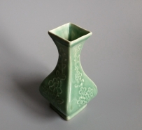 绿釉印花方瓶
